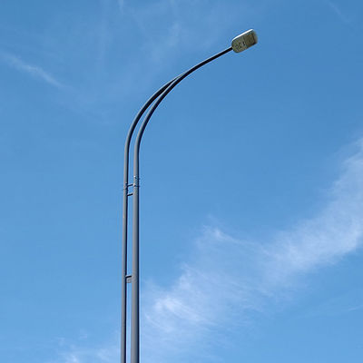 Poste de iluminação pública com design personalizável e material de aço galvanizado a quente para compradores B2B