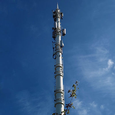 Postes de telecomunicações galvanizados a quente com escadas e plataformas