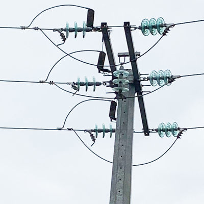 A cruz de polo de serviço público do octógono arma o tratamento de superfície da galvanização do mergulho quente de 11KV 33KV