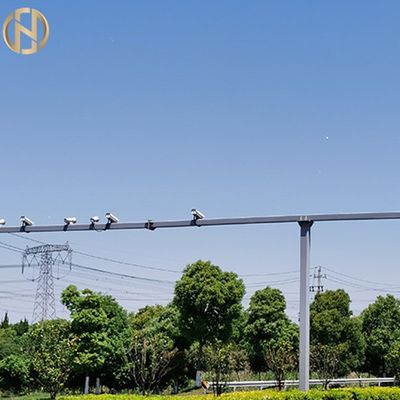 Q235 galvanizou os suportes exteriores do dobro de Polo da câmara de segurança do CCTV