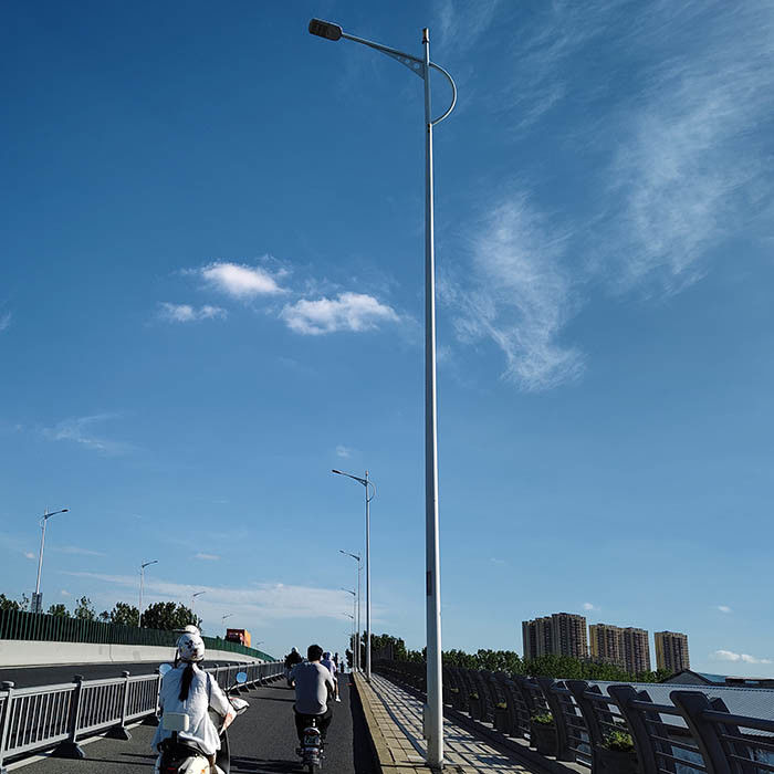 Pólo de luz de rua cônico / poligonal / redondo com galvanização a quente