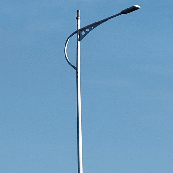 Pólus de luz de rua de aço galvanizado a quente para soluções de iluminação exterior personalizáveis em forma cônica / poligonal / redonda