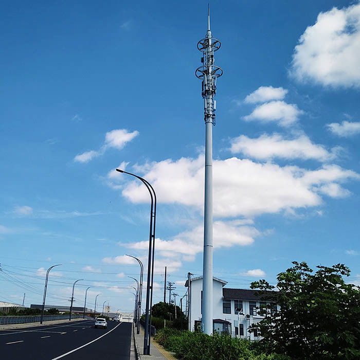 Postes de telecomunicações galvanizados a quente com escadas e plataforma para placas de aço estrutural de baixa liga de alta resistência