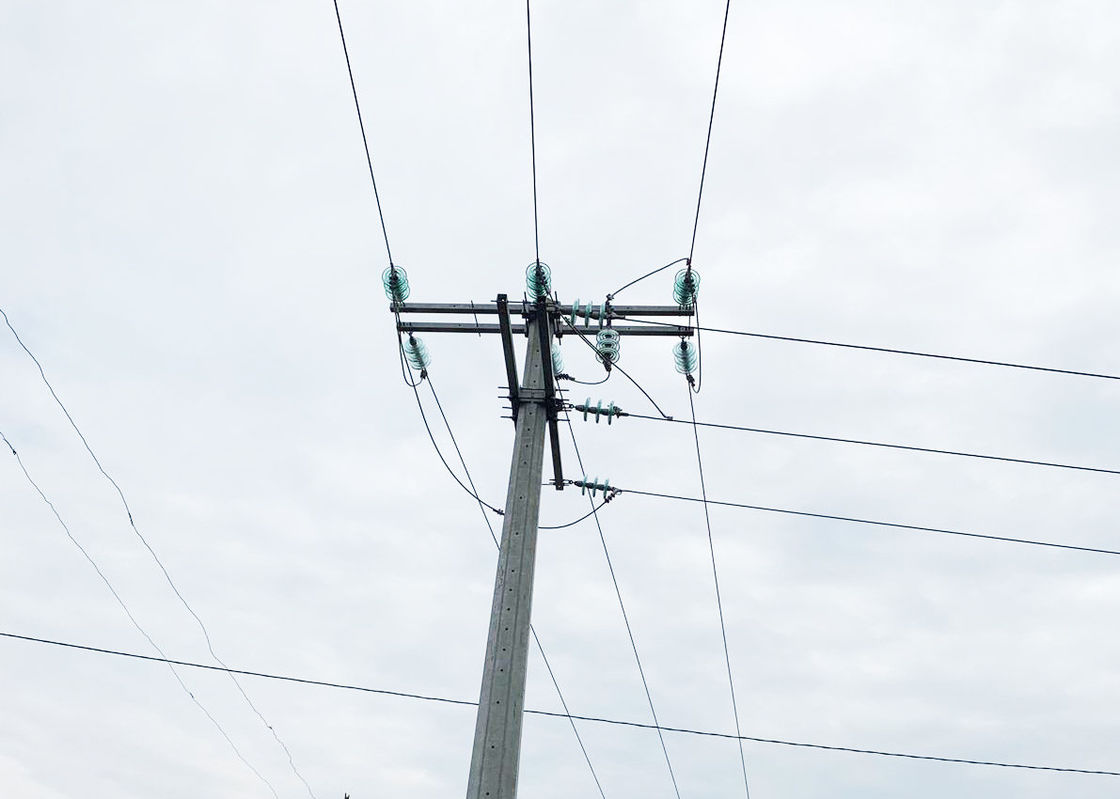 A cruz de polo de serviço público do octógono arma o tratamento de superfície da galvanização do mergulho quente de 11KV 33KV