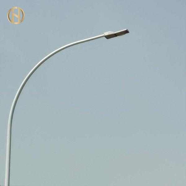 ISO resistente 9001 do vento de aço laminado a alta temperatura dobro de polo de iluminação do braço certificado