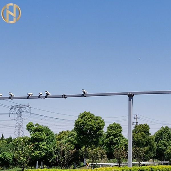 Q235 galvanizou os suportes exteriores do dobro de Polo da câmara de segurança do CCTV