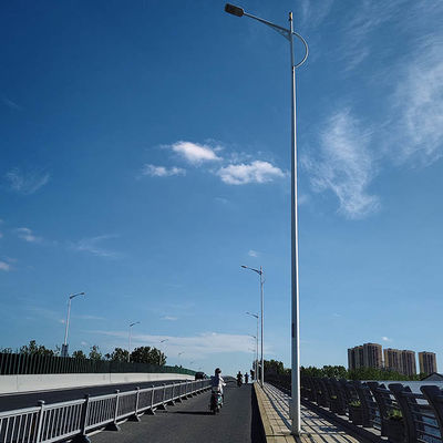Pólo de luz de rua de design personalizável com aço galvanizado a quente para iluminação exterior de alto desempenho